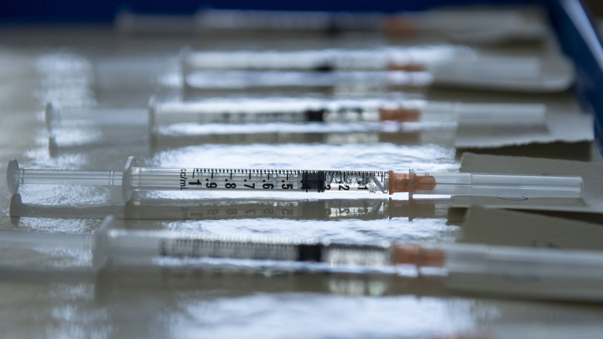 A német-amerikai fejlesztésű Pfizer-BioNTech koronavírus elleni oltóanyag, a Comirnaty-vakcina fecskendőkben előkészítve a harmadik, emlékeztető adag oltásához a hatvani Albert Schweitzer Kórház-Rendelőintézet oltópontján augusztus 11-én.