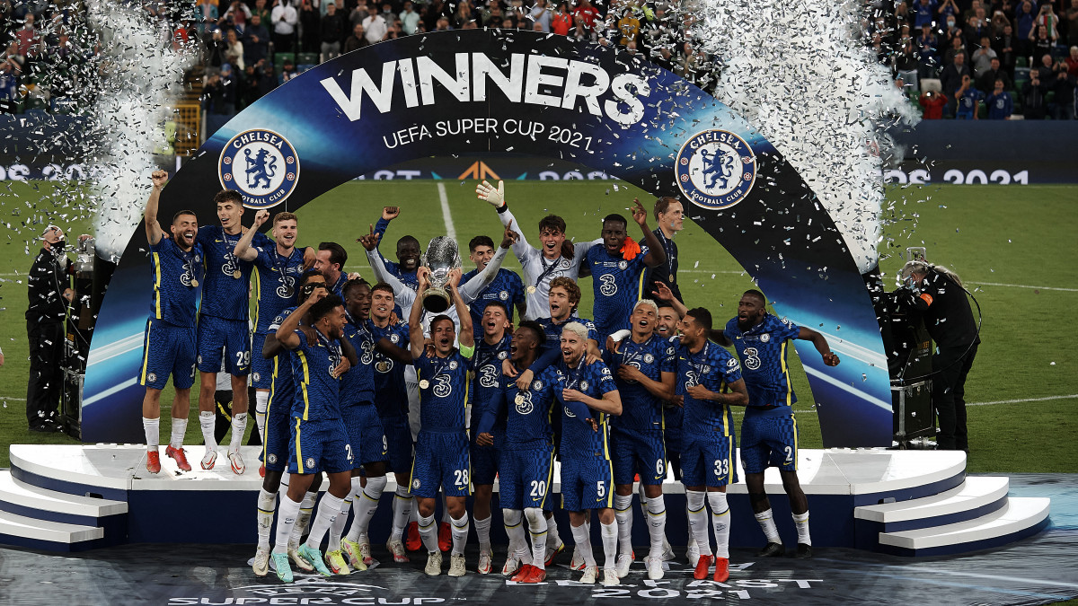 Chelsea players lift the trophy after winning with his team the UEFA Super Cup Final match between Chelsea CF and Villarreal CF at Windsor Park on August 11, 2021 in Belfast, Northern Ireland. (Photo by Jose Breton/Pics Action/NurPhoto via Getty Images)
