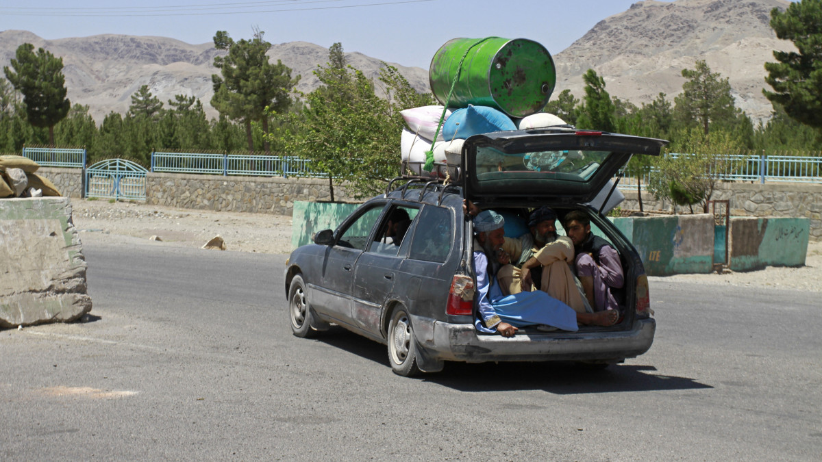 A harcok elől menekül egy afgán család, miután kormánykatonák visszafoglalták a táliboktól a nyugat-afganisztáni Herát tartomány azonos nevű székhelyének egyes részeit 2021. augusztus 8-án.