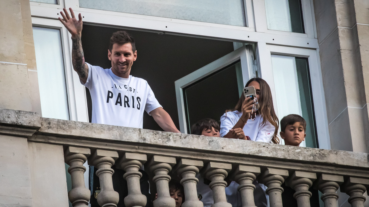Lionel Messi, az FC Barcelona spanyol labdarúgóklub volt játékosa párizsi szállodájából integet 2021. augusztus 10-én. Messi a Paris Saint-Germain francia labdarúgóklubbal ír alá szerződést.  A 34 éves Lionel Messi 21 év után hagyta el az FC Barcelonát, miután a barcelonai klubvezetés korábban bejelentette, hogy a spanyol szakszövetség pénzügyi fair play szabályai miatt nem tudják a hatszoros aranylabdás játékos szerződését meghosszabbítani.