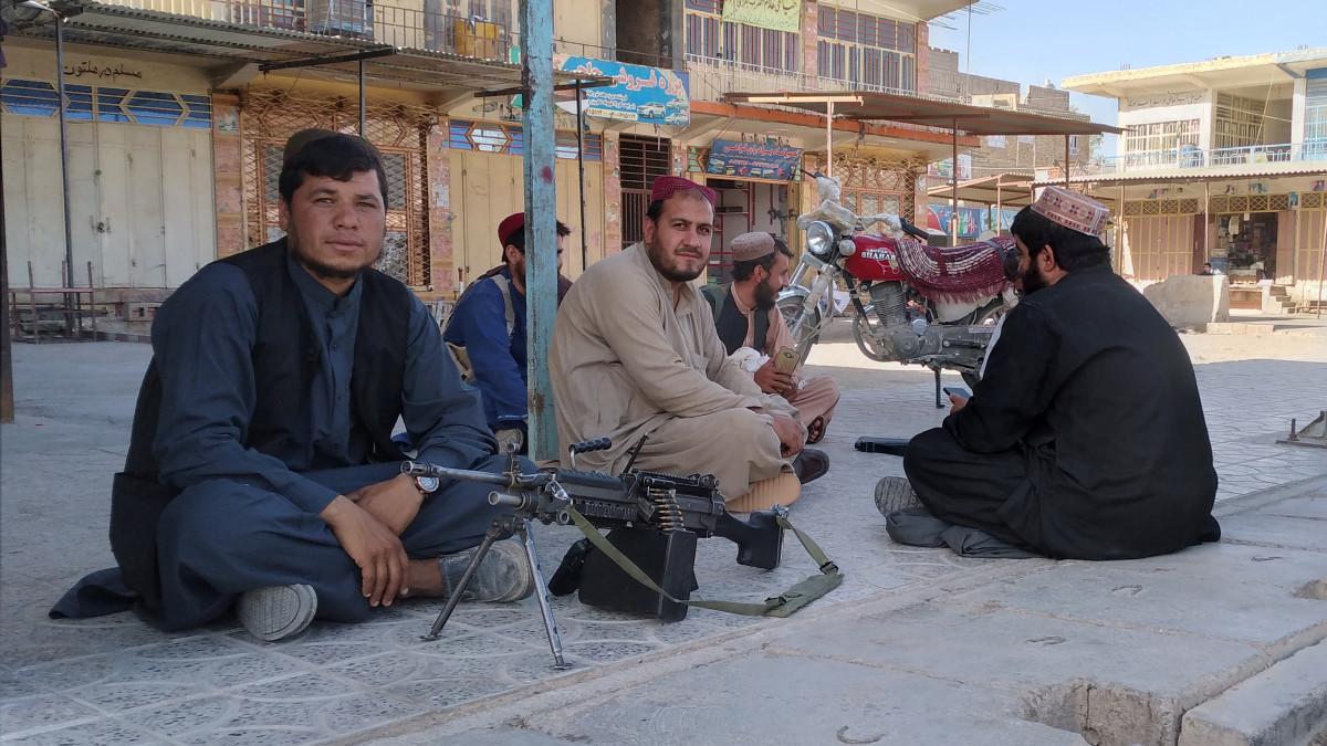 Radikális iszlamista tálib harcosok ülnek a földön az általuk elfoglalt nyugat-afganisztáni Faráh városban 2021. augusztus 11-én. A kabuli kormány ellen harcoló tálibok, akik megsokszorozták támadásaikat, amióta az amerikai csapatok és szövetségeseik májusban megkezdték kivonulásukat Afganisztánból, Faráh elfoglalásával az utóbbi öt napban már a hetedik tartományi székhelyet kaparintották meg a 34-ből. A szélsőségesek kezén van már Sibargan, Zarandzs, Aibak, Kunduz, Talikan, Szári-Pul és most már Faráh is.