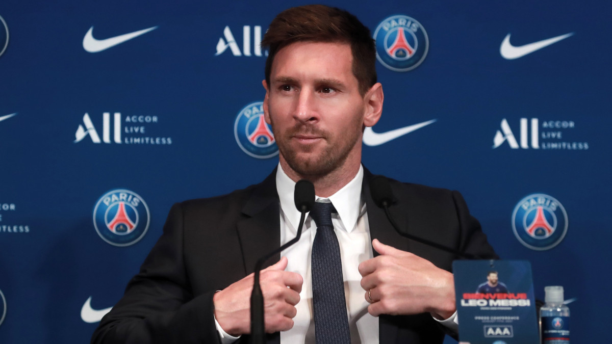 A Paris Saint-Germain labdarúgóklubhoz szerződött Lionel Messi, az FC Barcelonától távozott hatszoros aranylabdás argentin csatár bemutatkozó sajtóértekezletet tart a párizsi Parc des Princes stadionban 2021. augusztus 11-én. A 34 éves csatár szerződése két idényre szól, és további egy évvel meghosszabbítható.