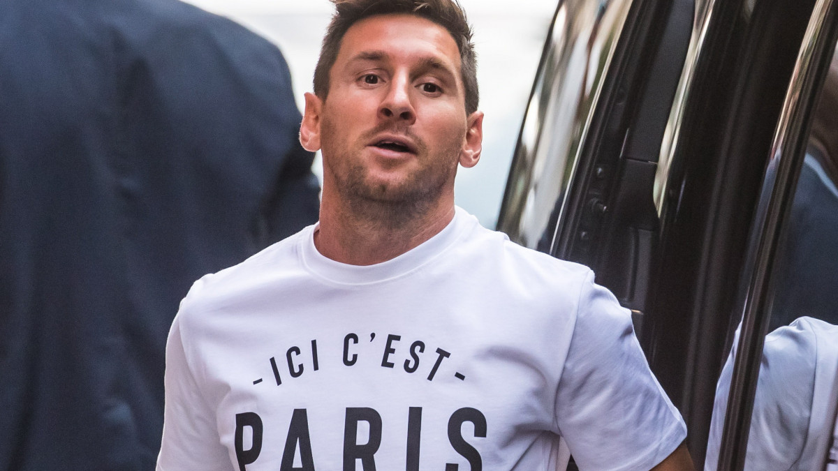 Lionel Messi, az FC Barcelona spanyol labdarúgóklub volt játékosa megérkezik párizsi szállodájához 2021. augusztus 10-én. Messi a Paris Saint-Germain francia labdarúgóklubbal ír alá szerződést. A 34 éves Lionel Messi 21 év után hagyta el az FC Barcelonát, miután a barcelonai klubvezetés korábban bejelentette, hogy a spanyol szakszövetség pénzügyi fair play szabályai miatt nem tudják a hatszoros aranylabdás játékos szerződését meghosszabbítani.