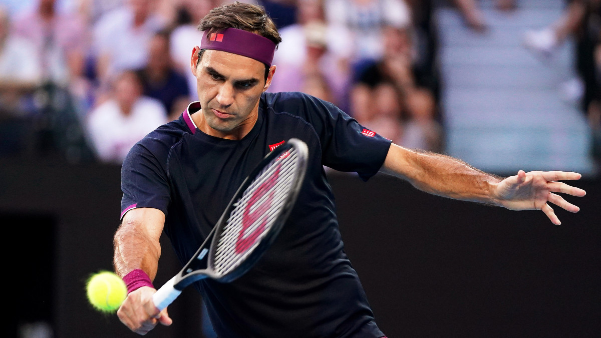 A svájci Roger Federer a szerb Novak Djokovic ellen játszik az ausztrál nemzetközi teniszbajnokság férfi egyesének elődöntőjében Melbourne-ben 2020. január 30-án.