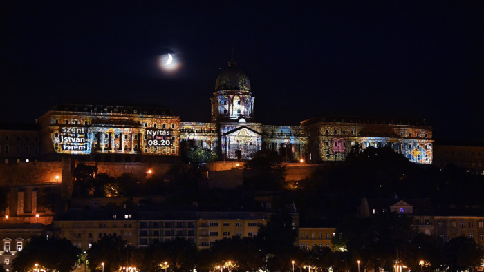 Ezért lehet fényfestést látni éjjelente a Budavári Palota falain - fotó