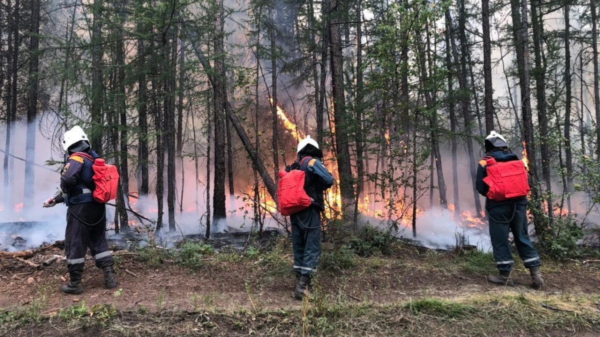 Az Orosz Föderáció Polgári Védelmi, Vészhelyzeti és Természeti katasztrófavédelmi Hivatala (Emercom) által közreadott képen tűzoltók küzdenek a lángok megfékezésén Jakutföldön 2021. augusztus 13-án. Jakutföldön mintegy négymillió hektár erdő égett le az előző hetekben.