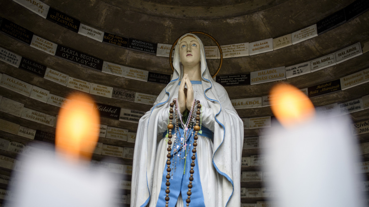 Szűz Mária szobra a lourdes-i barlangkápolnában 2020. június 6-án. A mátraverebély-szentkúti kegyhelyet nemzeti emlékhellyé nyilvánították.