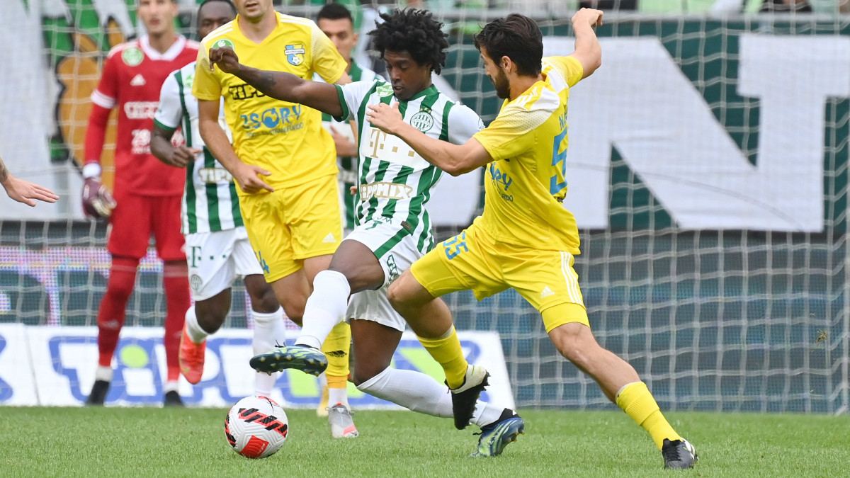 A ferencvárosi Wergiton do Rosário (k) és a mezőkövesdi Nagy Dániel (j) a labdarúgó OTP Bank Liga 3. fordulójában játszott Ferencváros - Mezőkövesd Zsóry FC mérkőzésen a Groupama Arénában 2021. augusztus 14-én.