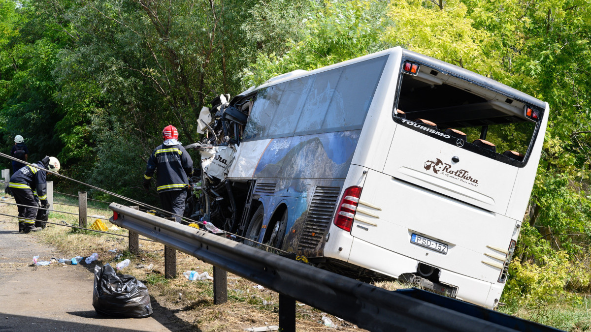 Tűzoltók kiemelik az árokból a hajnalban balesetet szenvedett autóbuszt az M7-es autópálya mellett Szabadbattyán közelében 2021. augusztus 15-én. A balesetben nyolcan meghaltak, nyolcan sérültek meg súlyosan, negyvenen könnyebben. A buszon Horvátországban nyaraló magyar turisták utaztak.
