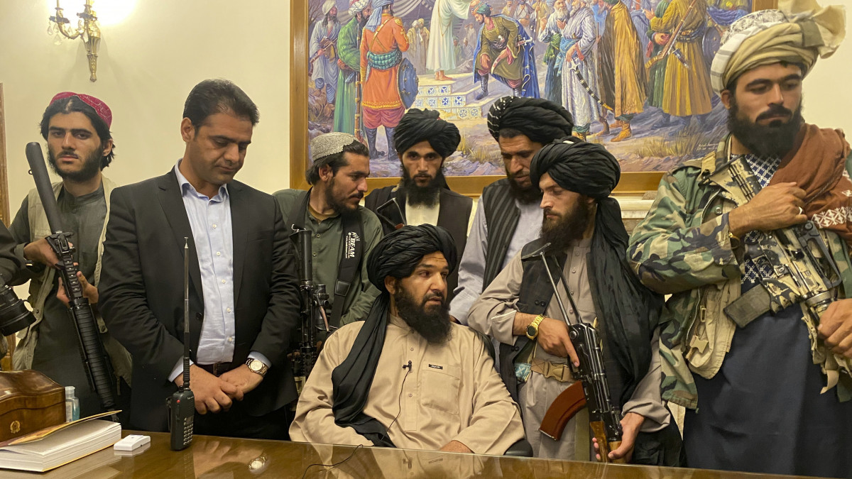 Iszlamista szélsőséges tálibok a kabuli elnöki palotában 2021. augusztus 15-én, miután elfoglalták az épületet. Korábban Asraf Gáni afgán elnök elhagyta az országot.