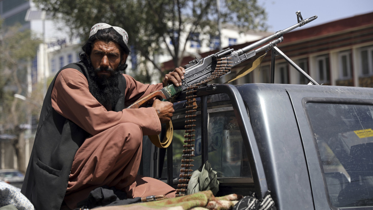 Iszlamista szélsőséges tálib fegyveres járőrözik Kabulban 2021. augusztus 16-án. Előző nap tálib fegyveresek behatoltak az afgán fővárosba és elfoglalták az afgán kormányerők által elhagyott kormányzati intézményeket. A tálibok a főváros valamennyi területét ellenőrzésük alá vonták és Asraf Gáni afgán elnök is elhagyta az országot.