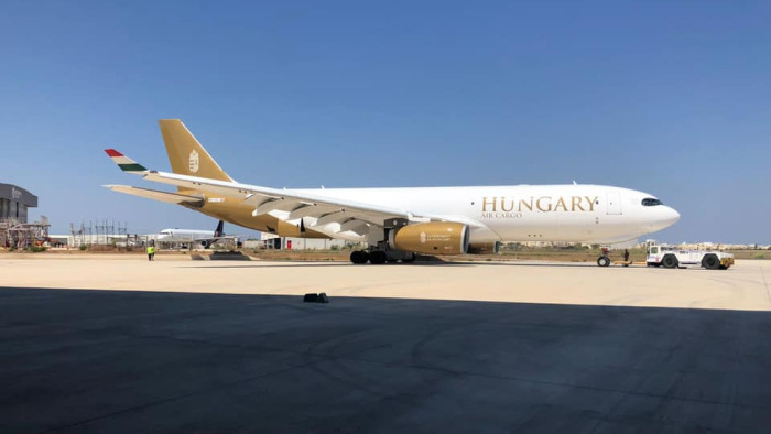 Aranyszínű festéssel gurult ki a hangárból a kormány új szállító repülőgépe – fotó