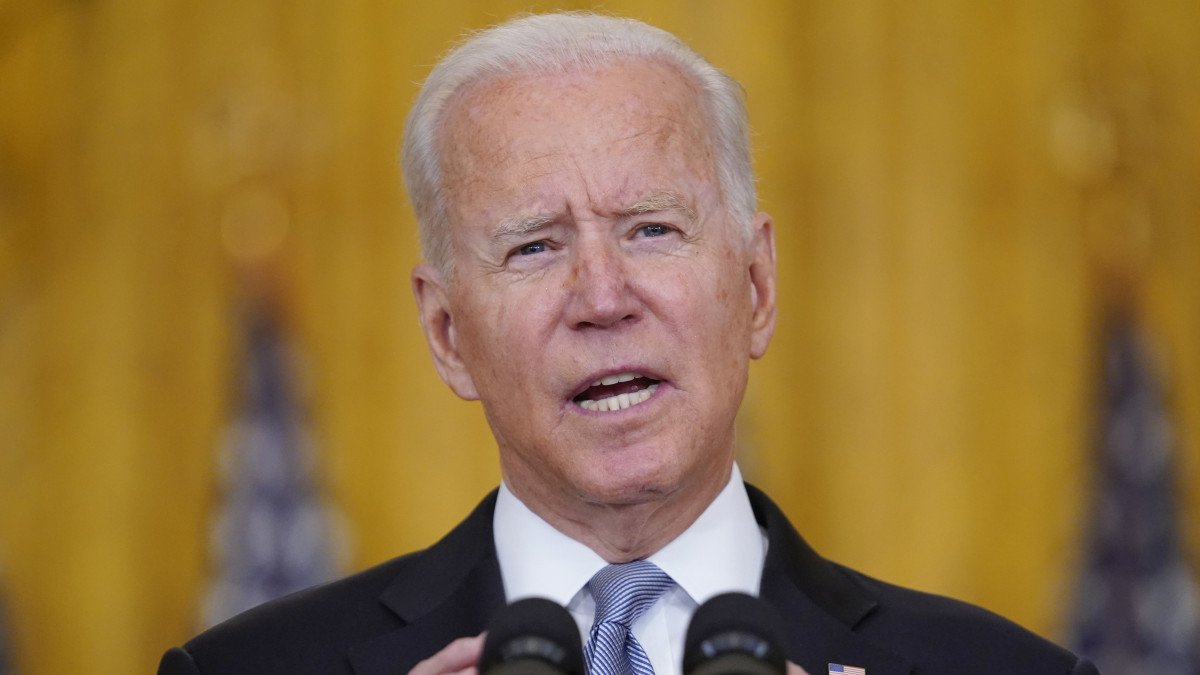 Joe Biden amerikai elnök sajtótájékoztatót tart az afganisztáni helyzetről a washingtoni Fehér Házban 2021. augusztus 16-án. Az elnök elmondta, hogy határozottan kiáll az amerikai csapatok kivonásáról szóló döntése mellett. Közlése szerint azzal a választással kellett szembenéznie, hogy tartja magát az előző adminisztráció által megkötött megállapodáshoz, vagy további több ezer katonát küld Afganisztánba a háború harmadik évtizedét megkezdve.