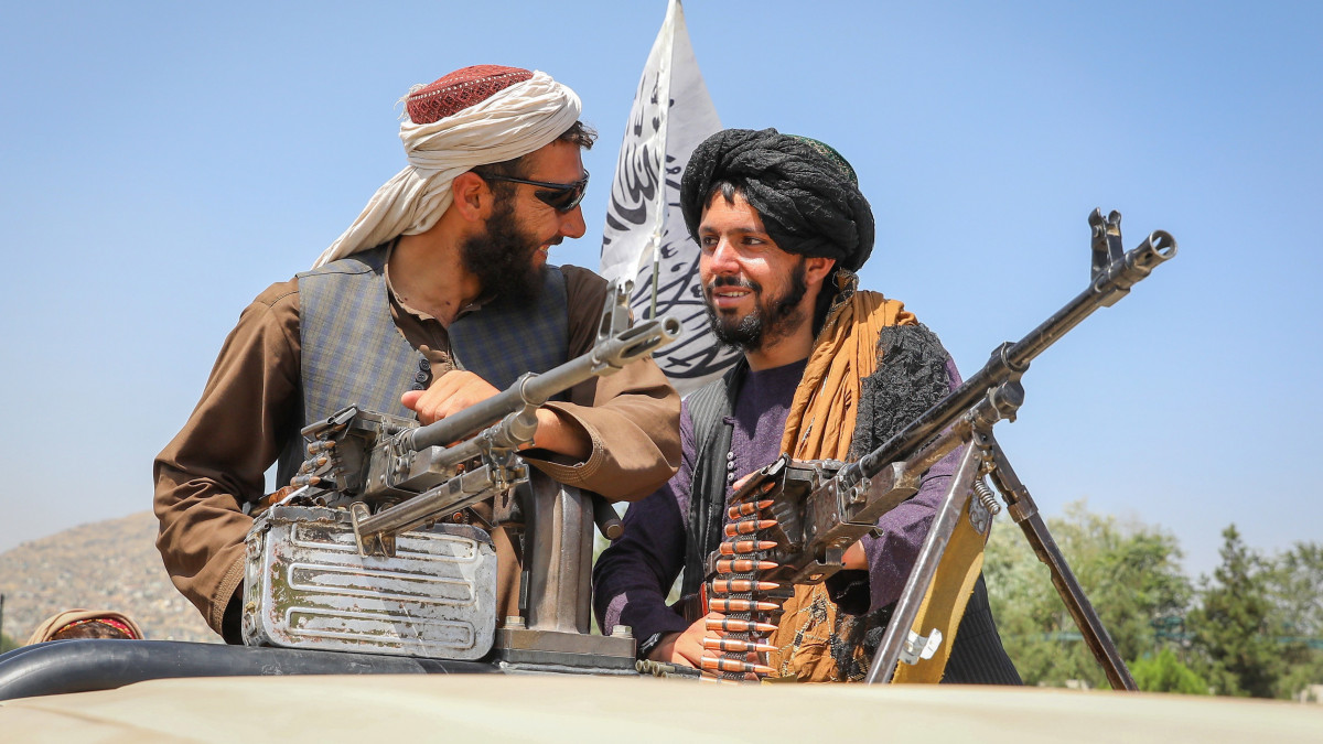 Iszlamista szélsőséges tálib fegyveresek járőröznek Kabulban 2021. augusztus 16-án. Előző nap tálib fegyveresek behatoltak az afgán fővárosba és elfoglalták az afgán kormányerők által elhagyott kormányzati intézményeket. A tálibok a főváros valamennyi területét ellenőrzésük alá vonták és Asraf Gáni afgán elnök is elhagyta az országot.