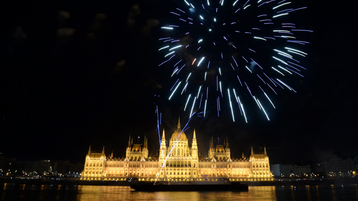 Ünnepi tűzijáték a Duna felett, az Országház előtt 2017. augusztus 20-án, a nemzeti ünnepen.