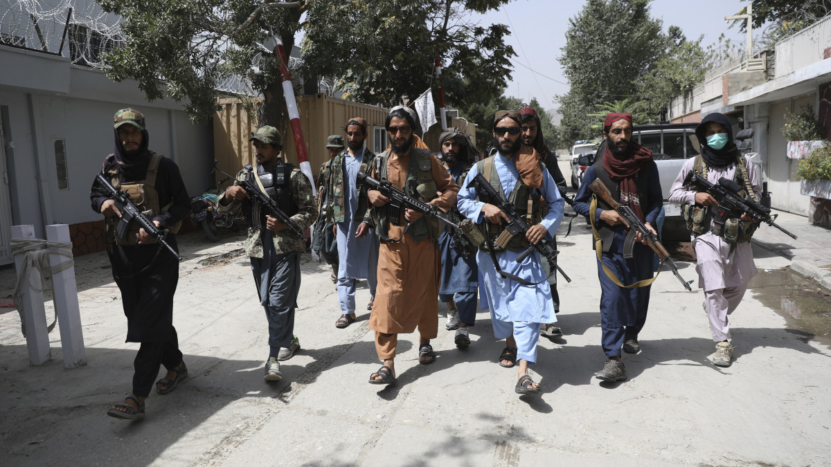Tálib fegyveresek járőröznek Kabulban 2021. augusztus 18-án. Három nappal korábban a szélsőséges iszlamista tálibok uralma alá került Afganisztán, miután a lázadók harc nélkül behatoltak az afgán fővárosba és elfoglalták az afgán kormányerők által elhagyott kormányzati intézményeket.