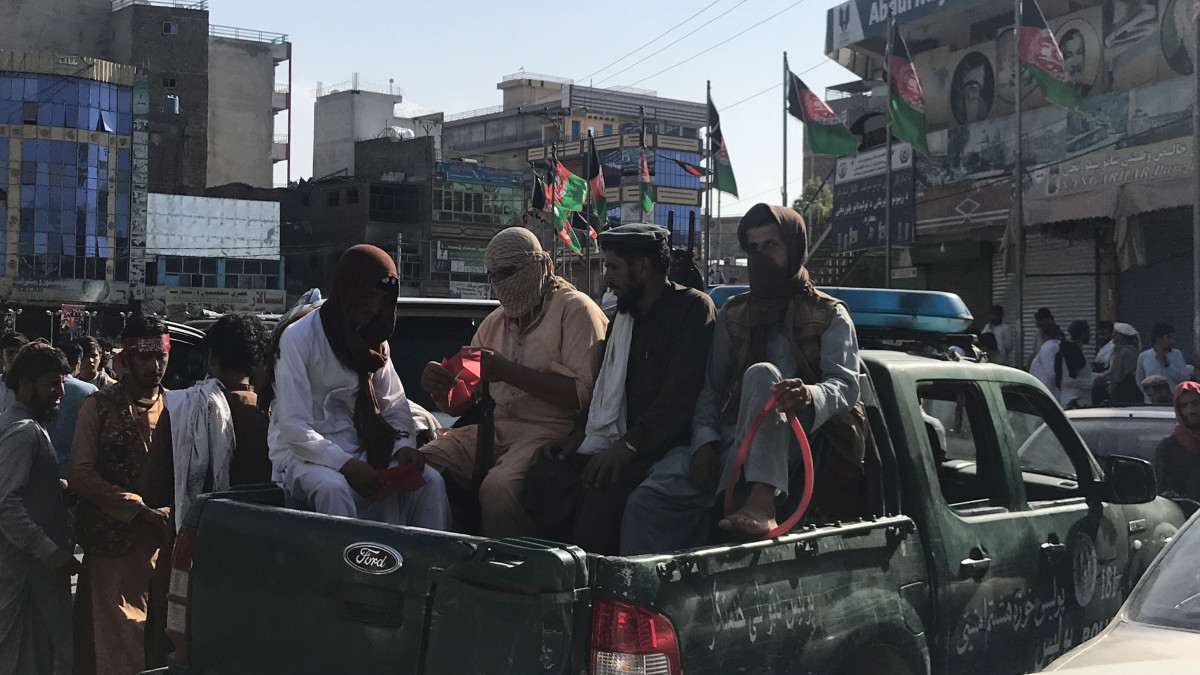 Az afgán kormányerők ellen küzdő tálib harcosok járőröznek a kelet-afganisztáni Nangarhar tartomány elfoglalt székhelyén, Dzsalálábádban 2021. augusztus 15-én. Ezen a napon a kormányerők ellen küzdő tálib harcosok bejutottak az afgán főváros, Kabul külterületeire.