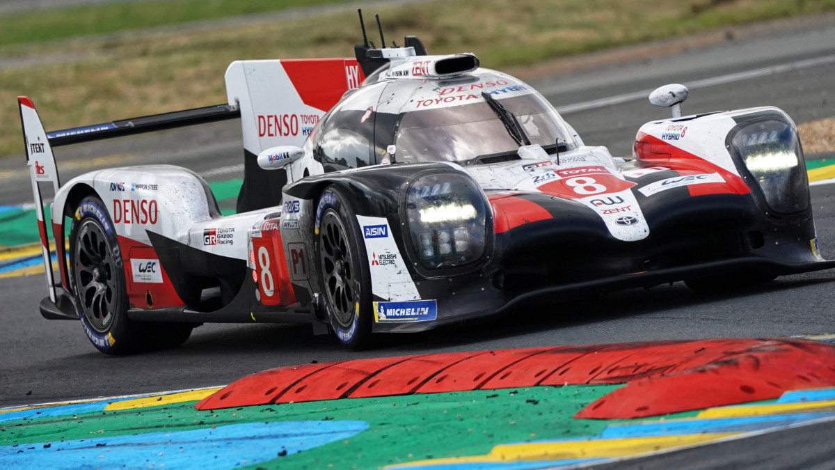 A svájci Sebastien Buemi és a japán Nakadzsima Kazuki, valamint a spanyol Fernando Alonso a Toyota Gazoo csapat TS050-es hibrid versenyautójában a 87. alkalommal megrendezett Le Mans-i 24 órás autóversenyen a franciaországi városban 2019. június 16-án.