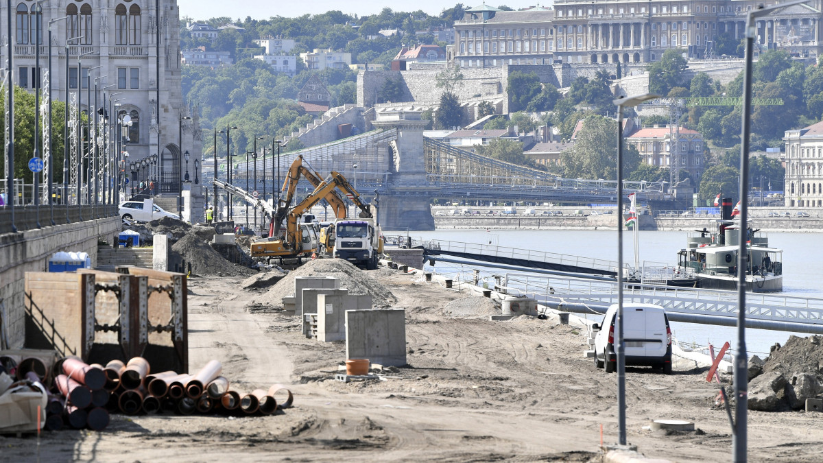 Építési terület az Országház és a Margit híd közötti pesti alsó rakparton 2021. augusztus 18-án. Három fázisban újul meg a pesti alsó rakpart: az elsőben a Margit híd és a Kossuth tér közötti rész. A második szakaszban Budapest egyik legveszélyesebb főnyomócsövének rekonstrukcióját végzik el, míg a harmadikban valósul meg a RAK-PARK projekt, amelyet a kormánnyal közösen valósít meg a főváros.