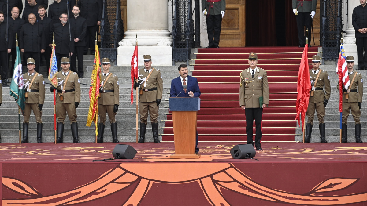 Áder János köztársasági elnök beszédet mond a Szent István-napi állami ünnepségen tartott tisztavatáson a budapesti Kossuth téren 2021. augusztus 20-án.