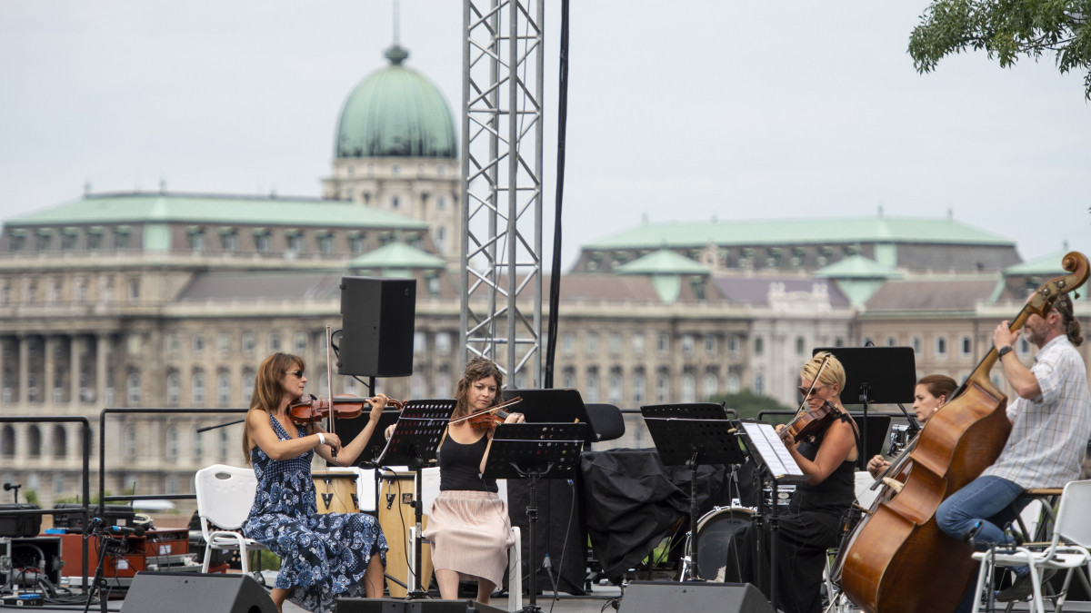 Az Óbudai Danubia Zenekar vonós kvintettje lép fel a Szent István Nap rendezvénysorozatához kapcsolódó, komolyzenei koncerteket kínáló Panoráma Classical fesztiválprogramon a gellérthegyi Filozófusok kertjénél 2021. augusztus 20-án.