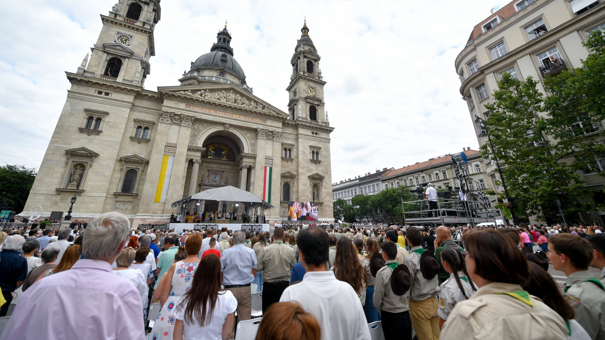 Az államalapító Szent István király ünnepén tartott szentmise résztvevői a Szent István-bazilika előtt 2021. augusztus 20-án.