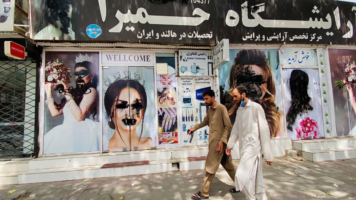 Megrongált plakátok egy kabuli szépségszalon falán 2021. augusztus 20-án. Az afgán főváros augusztus 15-én került a tálibok uralma alá, a szélsőséges iszlamisták az amerikai csapatkivonással párhuzamosan, harc nélkül foglalták el a várost a kormányerőktől.