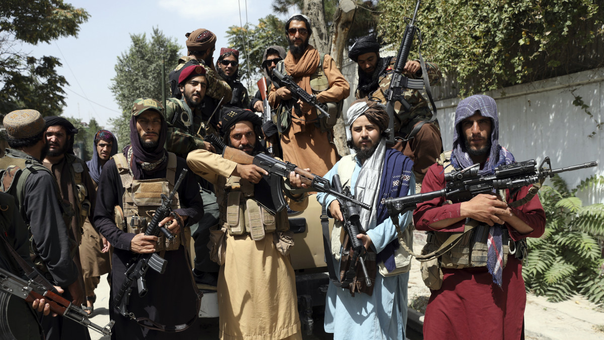 Tálib harcosokat fényképeznek Kabulban 2021. augusztus 19-én. Négy nappal korábban a szélsőséges iszlamista tálibok uralma alá került Afganisztán, miután a lázadók harc nélkül behatoltak az afgán fővárosba és elfoglalták az afgán kormányerők által elhagyott kormányzati intézményeket.