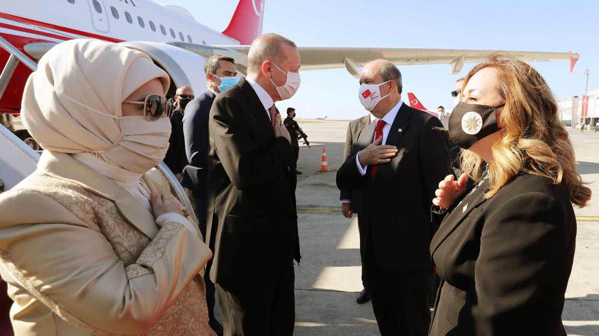 A török elnöki sajtóiroda által közreadott képen Recep Tayyip Erdogan török elnököt (b2) és feleségét, Emine Erdogant (b) fogadja Ersin Tatar, az önhatalmúlag kikiáltott Észak-ciprusi Török Köztársaság elnöke (j2) és felesége, Sibel Tatar a nicosiai Ercan repülőtéren 2020. november 15-én. Erdogan az Észak-ciprusi Török Köztársaság kikiáltása 37. évfordulójának alkalmából látogatott Ciprusra.