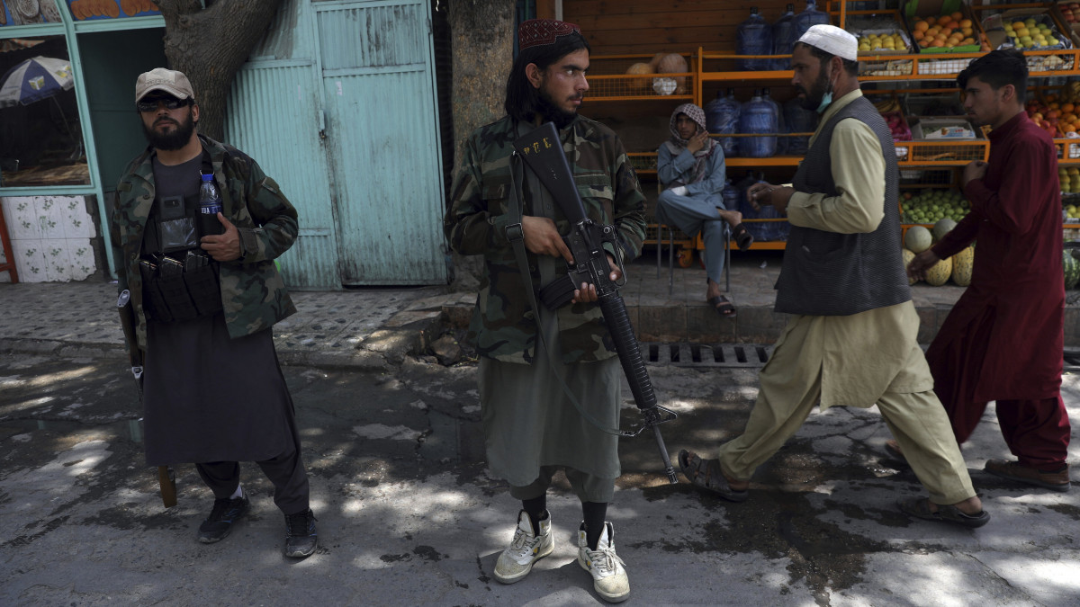 Tálib fegyveresek őrködnek egy kabuli ellenőrző ponton 2021. augusztus 22-én. A brit védelmi minisztérium közleménye szerint a kabuli repülőtér közelében kialakult tolongásban hét ember életét vesztette. Az afgán főváros repülőterére ezrek próbálnak bejutni, hogy elmeneküljenek, mert a tálib iszlamisták átvették a hatalmat az országban.