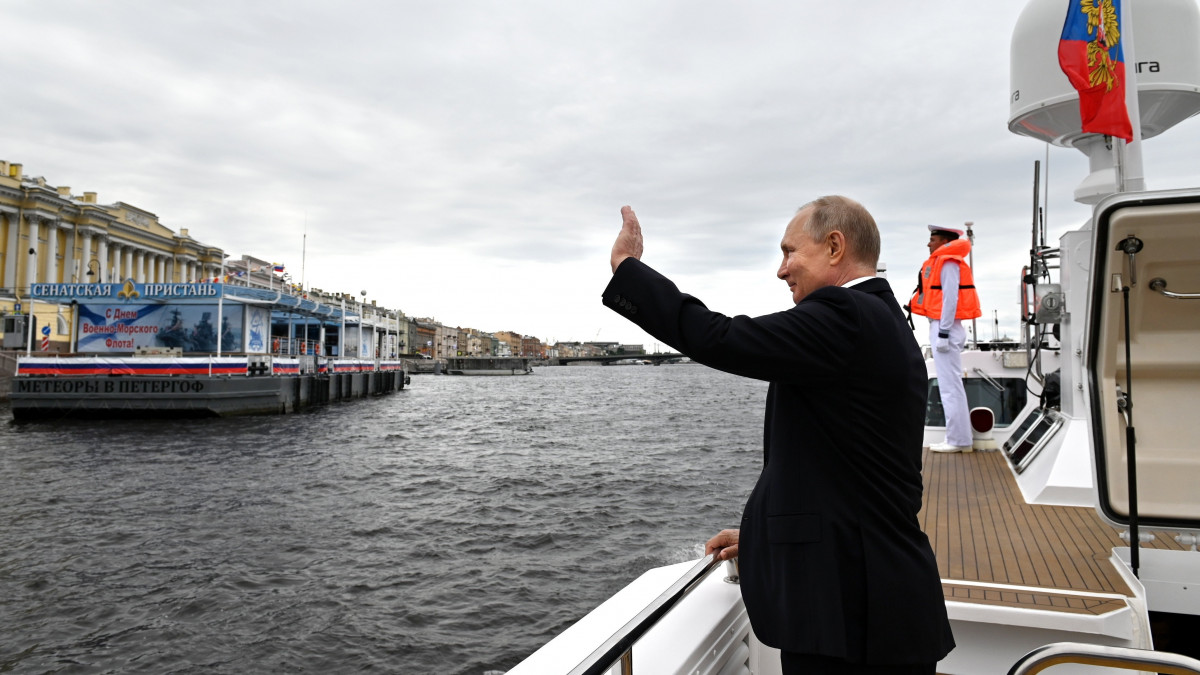Vlagyimir Putyin orosz elnök integet a nézőknek az orosz haditengerészet napjának alkalmából tartott szentpétervári díszszemle végén 2021. július 25-én.