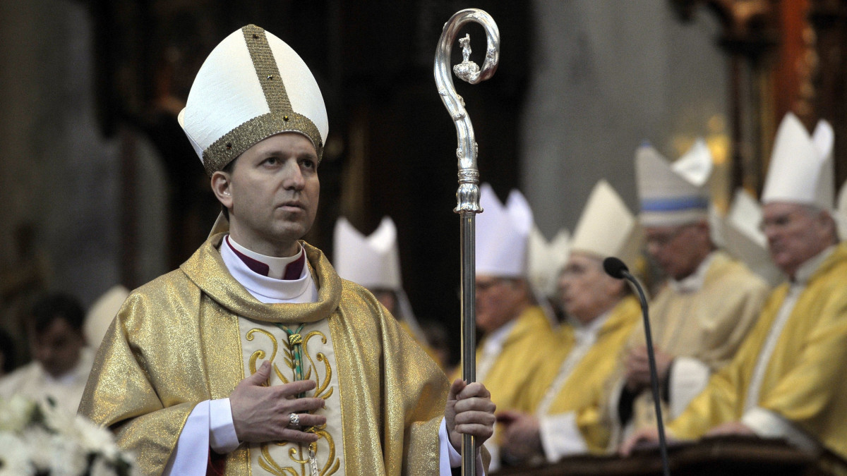 Mohos Gábor pápai káplán püspökké szentelése után az esztergomi bazilikában 2018. december 8-án. Ferenc pápa október 4-én nevezte ki Mohos Gábort iliturgi címzetes püspökké és az Esztergom-Budapesti Főegyházmegye segédpüspökévé.