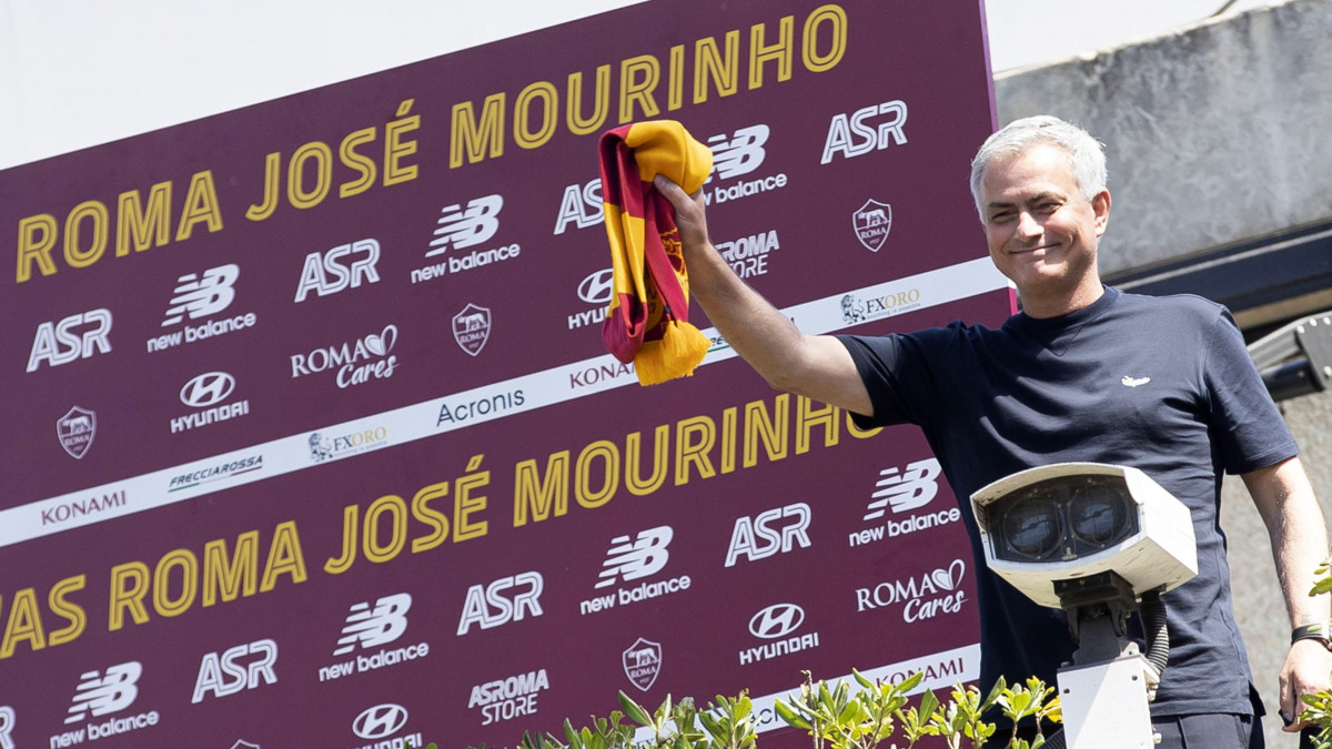 José Mourinho, az AS Roma új vezetőedzője köszönti a szurkolókat Rómában 2021. július 2-án. A portugál szakember három éves szerződést írt alá az olasz klubbal.
