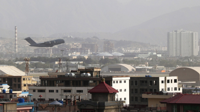 Egymást érik az amerikaiak repülői Afganisztánban, tízezrekkel a fedélzeten