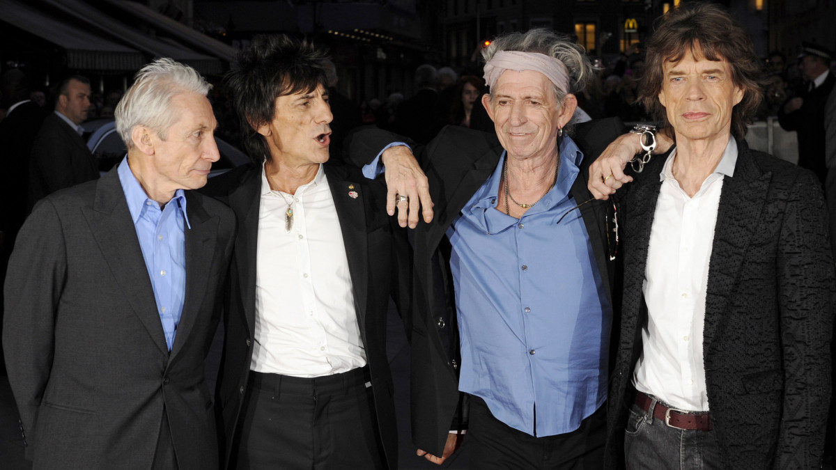 2012. október 18-án készített képen Charlie Watts, Ronnie Wood, Keith Richards és Mick Jagger, a The Rolling Stones brit rockzenekar tagjai (b-j) érkeznek egy londoni filmbemutatóra. Watts, a zenekar dobosa 2021. augusztus 24-én, 80 éves korában, egy londoni kórházban elhunyt.