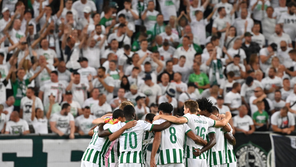 A Ferencváros játékosai a labdarúgó Bajnokok Ligája selejtezőjének 4. fordulójában játszott Ferencváros - Young Boys visszavágó mérkőzés előtt Budapesten, a Groupama Arénában 2021. augusztus 24-én.
