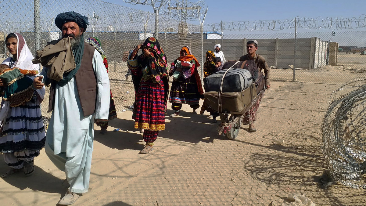 Afgán emberek érkeznek Pakisztánba a csamani határátkelőnél 2021. augusztus 22-én. Afganisztán legnagyobb részét elfoglalták az iszlamista tálibok a kormányerőktől.