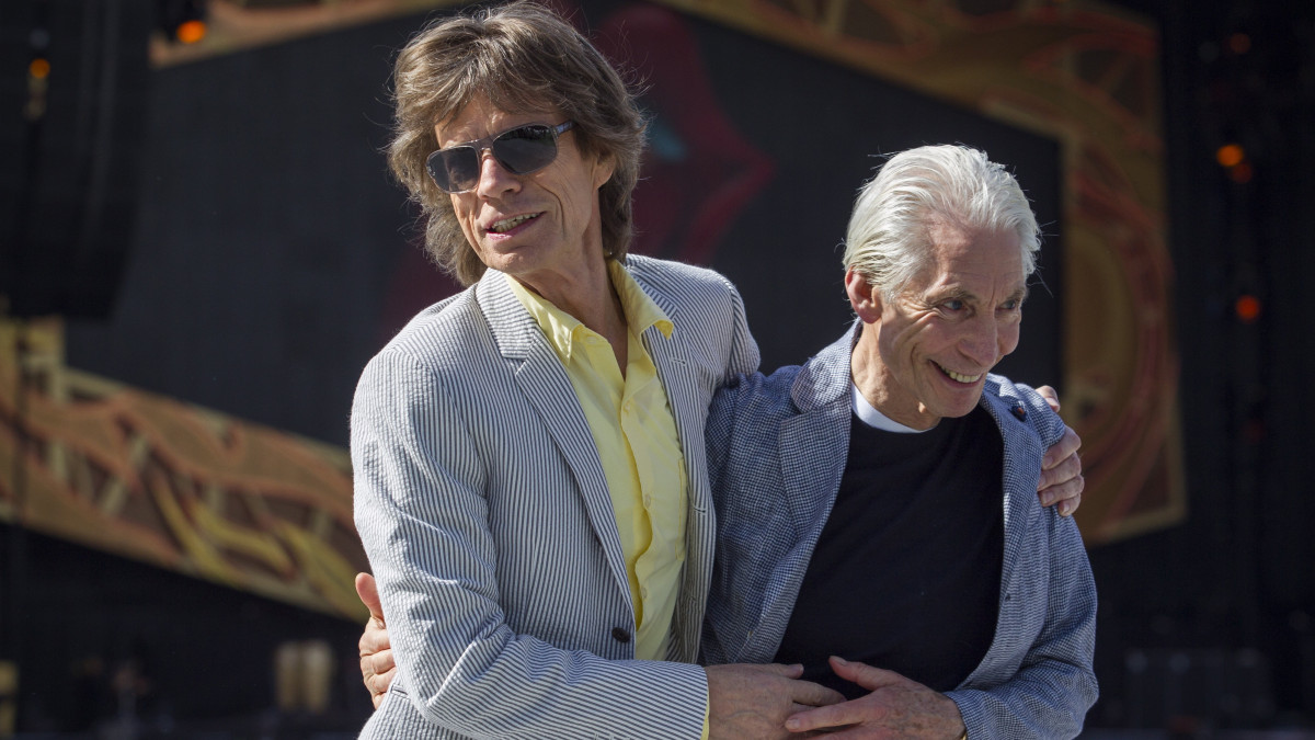 2014. október 23-án Adelaide-ben készített kép Charlie Watts-ról, a The Rolling Stones brit rockzenekar dobosáról (b) és Mick Jagger énekesről. Watts 2021. augusztus 24-én, 80 éves korában, egy londoni kórházban elhunyt.