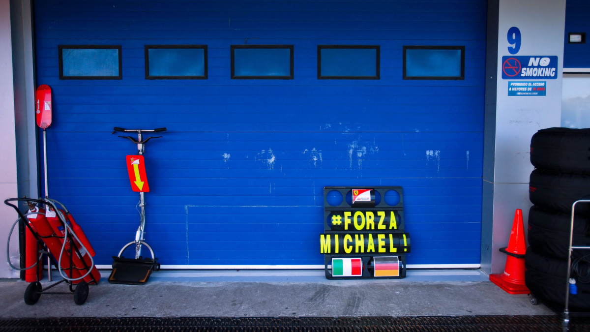 Jerez, 2014. január 29.Hajrá, Michael! felirat Michael Schumacher hétszeres Forma-1-es autós gyorsasági világbajnok korábbi csapatának, a Ferrarinak garázsa előtt a dél-spanyolországi Jerez versenypályáján 2014. január 29-én. Schumacher 2013. december 29-én szenvedett súlyos fejsérülést síelés közben a franciaországi Méribelben, azóta ápolják a grenoble-i egyetemi kórház idegsebészeti osztályán. (MTI/EPA/Jens Büttner)