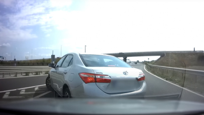 Gondolt egyet a sofőr, és szembefordult a forgalommal – videó