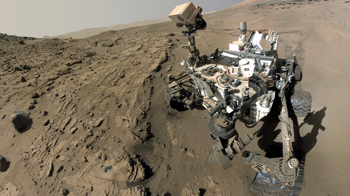 Mars, 2014. június 25.A NASA által 2014. június 25-én közreadott, a Curiosity (Kiváncsiság) önjáró Mars-szonda karjának végén lévő kamerával 2014 áprilisában és májusában készített több tucat felvételből összeállított kép a Curiosityről. Az „önarckép” egy kőzet-mintavételi helyen, a Windjana nevű homokkősziklánál készült, a Kimberley térségben, ahol a széleróziónak különböző mértékben ellenálló homokkőrétegek találhatók egymás közelében. A szonda árbóckamerája abba az irányba néz, ahol a mintavétel két furata látható a sziklában, a lyukakat szürke por keretezi. (MTI/EPA/NASA/JPL-Caltech/MSSS)
