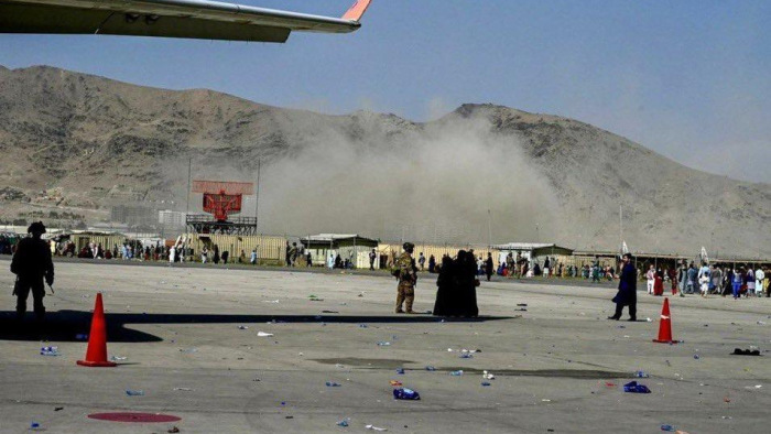 Két robbannás is történt a kabuli repülőtérnél - öngyilkos merénylet lehetett