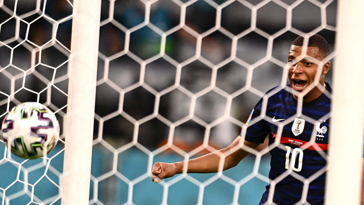 A francia Kylian Mbappe ünnepel, miután csapata megszerezte első gólját a koronavírus-járvány miatt 2021-re halasztott 2020-as labdarúgó Európa-bajnokság F csoportjának első fordulójában játszott Franciaország - Németország mérkőzésen a müncheni Allianz Arénában 2021. június 15-én.