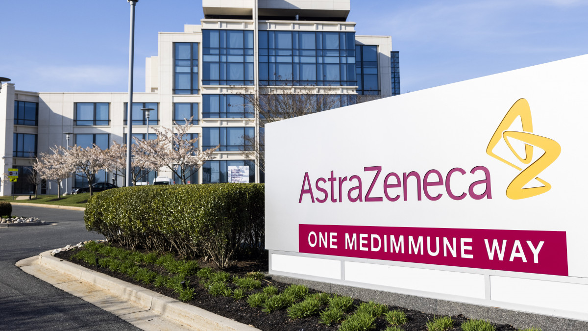 Az AstraZeneca svéd-brit gyógyszergyártó cég egyik központja a Maryland állambeli Gaithersburgben 2021. április 5-én. A Biden-adminisztráció április 3-án a Johnson & Johnsont bízta meg a problémás baltimore-i Emergent BioSolutions gyár irányításával, amelyben egy gyártási hiba miatt tönkrement a J&J koronavírus-vakcinájának 15 millió adagja. Ekkor még az AstraZeneca vezette a létesítményt, és a problémát az okozta, hogy összekeverték az AstraZeneca és az amerikai cég készítményeinek alapanyagát.