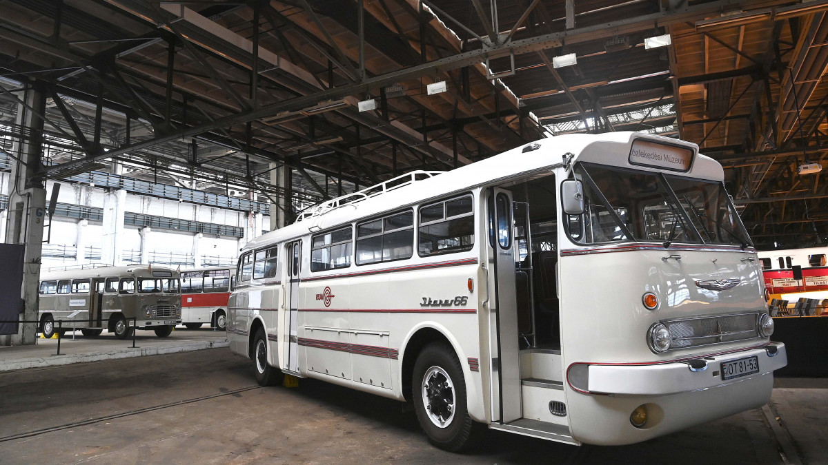 A Közlekedési Múzeum gyűjteményfejlesztési programja keretében frissen restaurált Ikarus 66-os autóbusz az Északi Járműjavító dízelcsarnokában tartott bemutatón 2021. augusztus 27-én. A most először látható modell többéves restaurálási munka során kapta vissza eredeti állapotát. A típus elterjedt becenevét, a Farost a jármű farmotoros elrendezése, és az ehhez kapcsolódó jellegzetes, a járműtestből hátra kinyúló motorsátor ihlette.