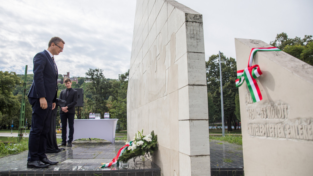 Rétvári Bence, az Emberi Erőforrások Minisztériumának parlamenti államtitkára megkoszorúzza a Kitelepítettek emlékművét a hortobágyi kényszermunkatábor áldozatainak tiszteletére szervezett megemlékezésen Budapesten, az I. kerületi Szarvas téren 2021. augusztus 28-án.
