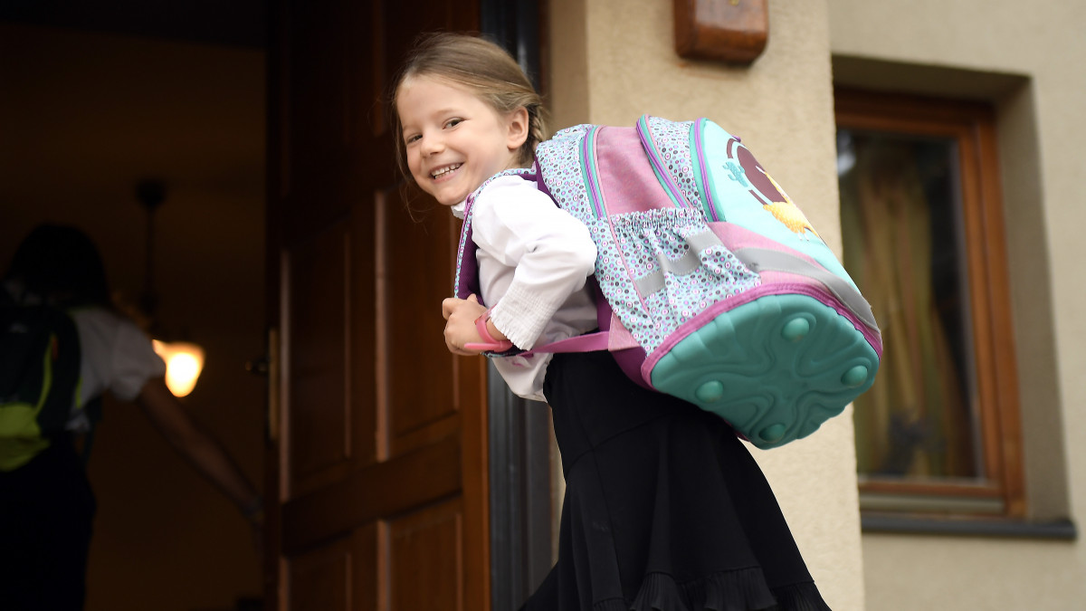 Kovács Emese 1.a osztályos tanuló megérkezik a Kispesti Pannónia Általános Iskolába a tanévnyitó ünnepség előtt  2019. szeptember 2-án.