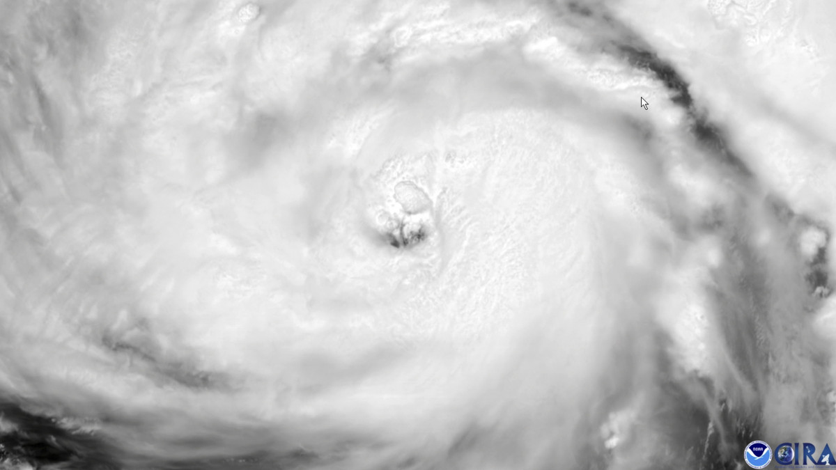 Az amerikai Nemzeti Óceanográfiai és Atmoszférakutató Hivatal (NOAA) által készített műholdfelvétel az Ida névre keresztelt trópusi viharról a Mexikói-öböl északi részén 2021. augusztus 28-án.