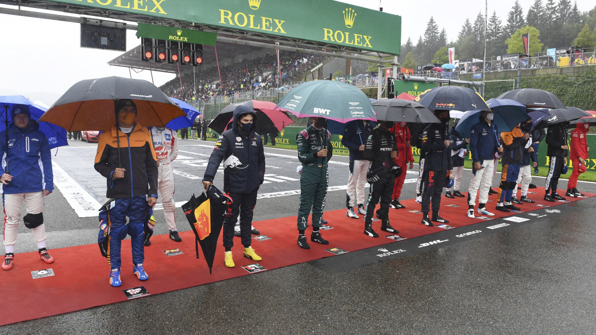 A versenyzők sorakoznak az esőben a Forma-1-es autós gyorsasági világbajnokság Belga Nagydíjának rajtja előtt a spa-francorchampsi pályán 2021. augusztus 29-én. A kedvezőtlen időjárási körülmények miatt elhalasztották a Belga Nagydíj 15 órára kiírt rajtját.
