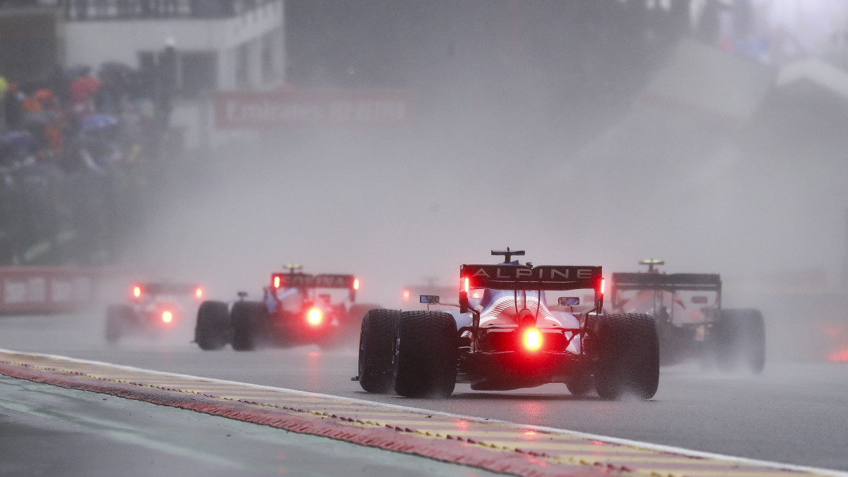 A versenyzők szakadó esőben teszik meg a felvezető kört a Forma-1-es autós gyorsasági világbajnokság Belga Nagydíjának rajtja előtt a spa-francorchampsi pályán 2021. augusztus 29-én. A kedvezőtlen időjárási körülmények miatt elhalasztották a Belga Nagydíj 15 órára kiírt rajtját.